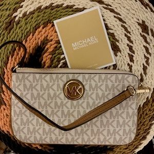 NWOT! Micheal Kors Wristlet. Never used!